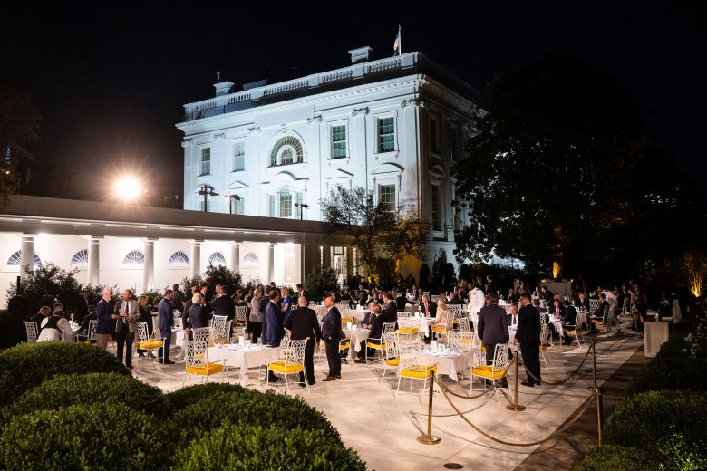 Trump mantendrá la cena con su administración y miembros del Congreso en el recién renovado Rose Garden en la Casa Blanca el viernes.