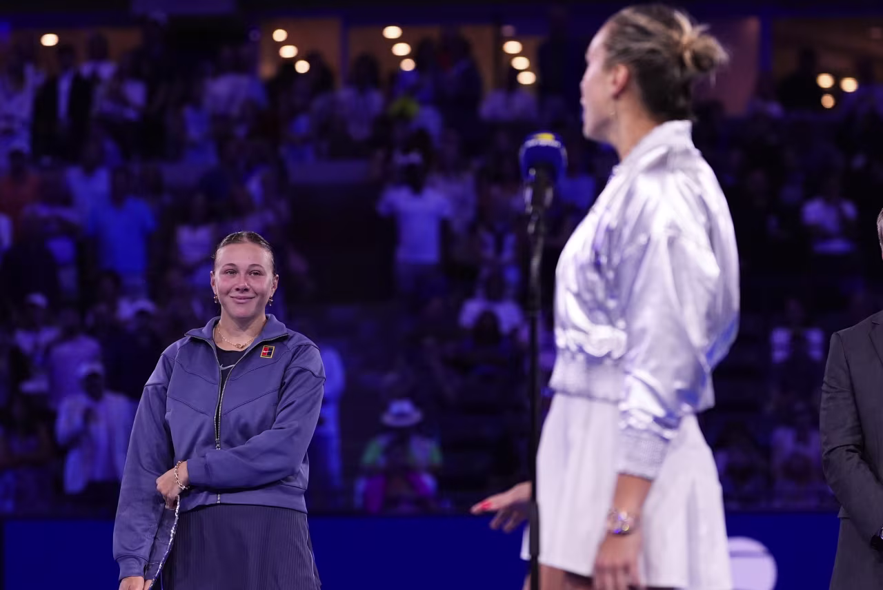 Aryna Sabalenka speaks to Amanda Anisimova after the match.