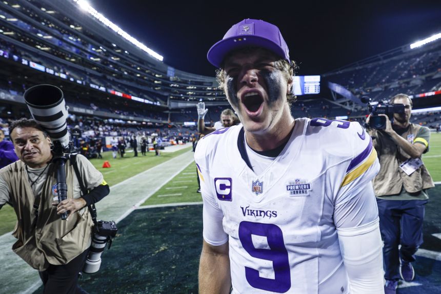 JJ McCarthy leads dramatic fourth-quarter comeback in NFL debut to help Vikings beat division rivals Bears on Monday Night Football | CNN
