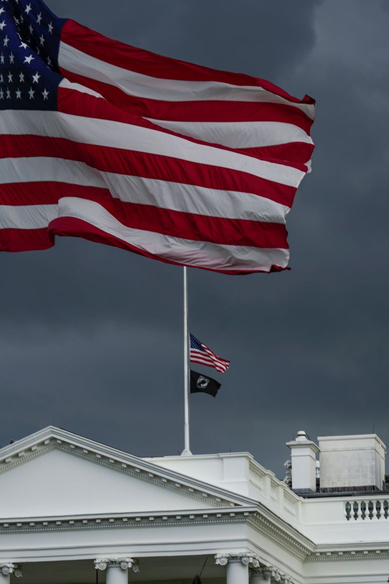 La bandera estadounidense de la Casa Blanca volará medio personal después de que Charlie Kirk murió el jueves.