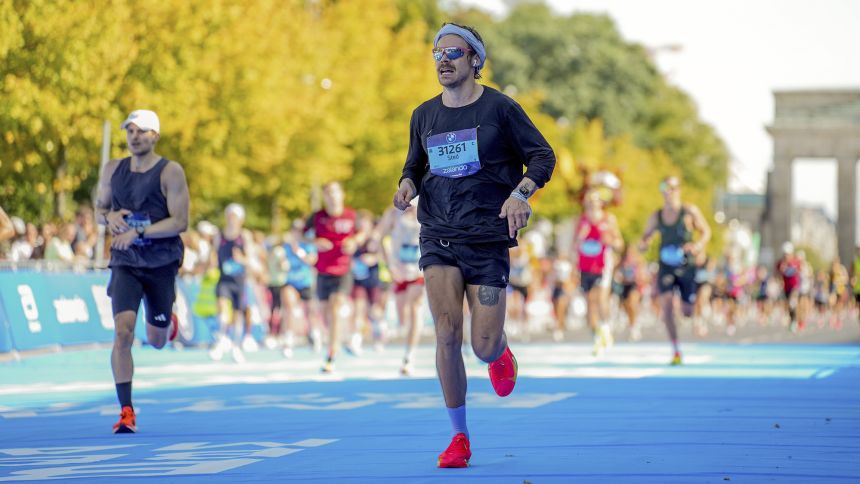Harry Styles, center, competes in the Berlin Marathon in Berlin, Germany, Sept. 21, 2025 (Sportfotograf via AP)