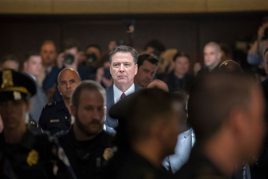 El 8 de junio de 2017, camino a una habitación segura en Capitol Hill, Washington, el ex director del FBI James Comey camina por el pasillo.