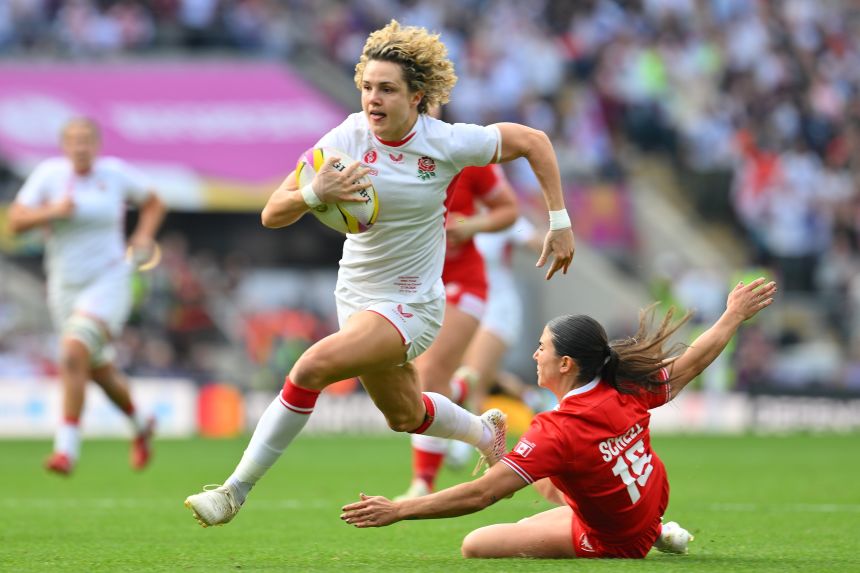 England's Ellie Kildunne runs to score a try during the Women's Rugby World Cup final match between England and Canada.
