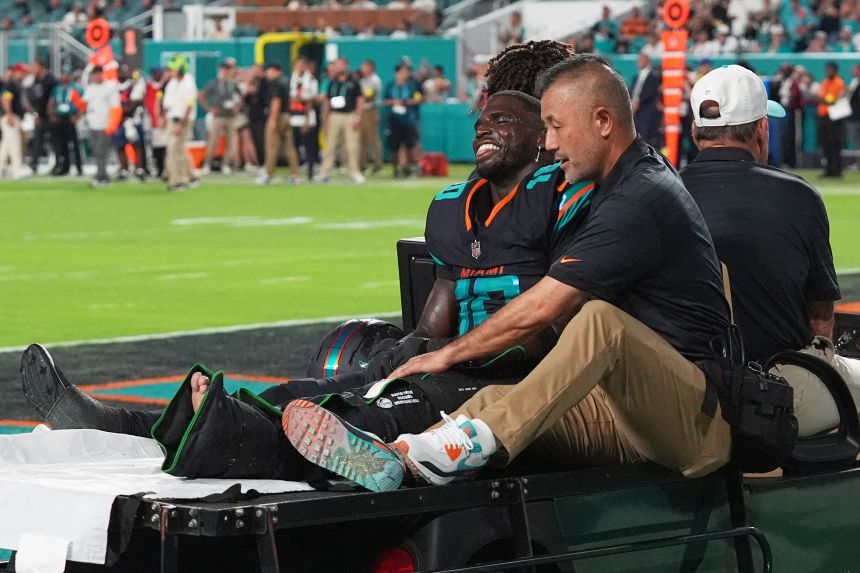 Hill (No. 10) suffered a dislocated knee during Miami's win over the Jets.