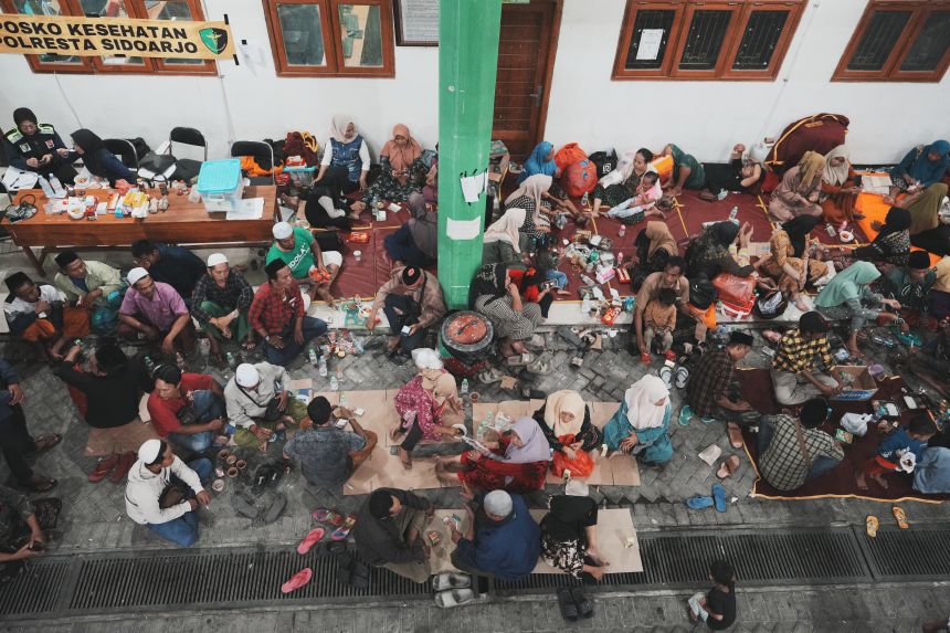 Family members of students wait for news of their loved ones in Sidoarjo on October 1, 2025.