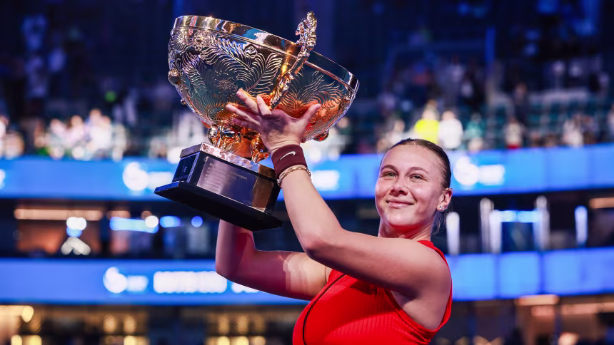 Amanda Anisimova holds off Linda Nosková to claim China Open title