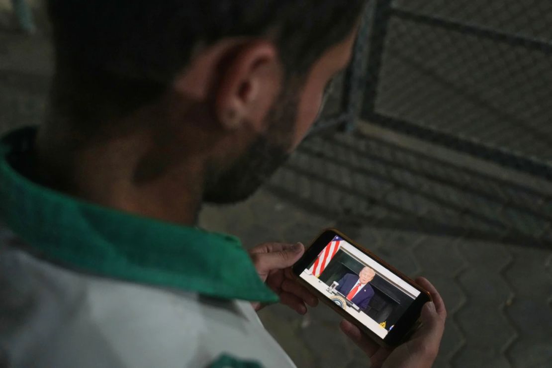 El paramédico palestino Saeed Awad mira el presidente Donald Trump luego del anuncio del acuerdo de paz Gaza, el miércoles.