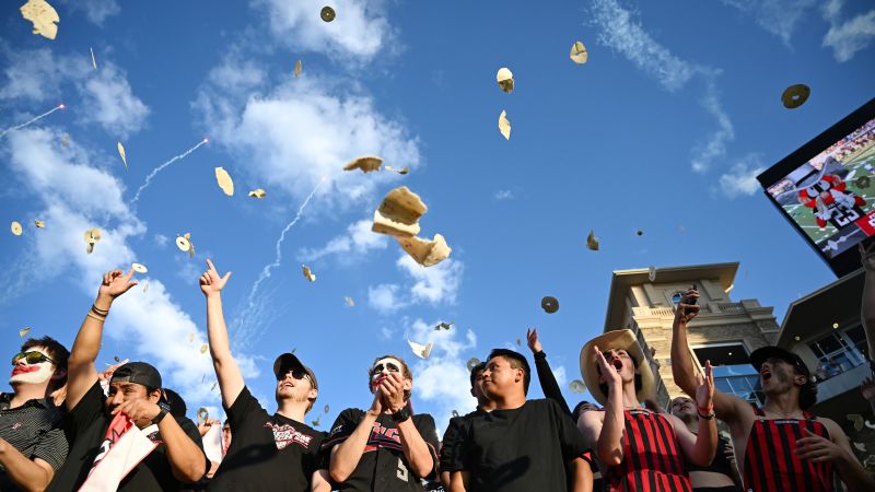 Texas Tech head coach pleads with tortilla-throwing fans after team penalized 30 yards