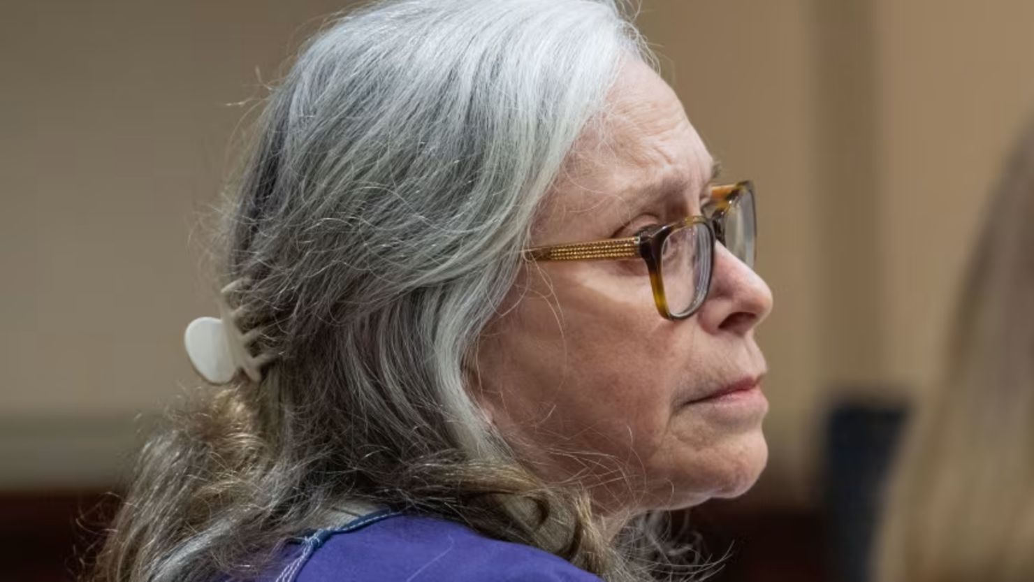 Donna Adelson escucha las declaraciones hechas en su nombre por amigos de la familia durante su sentencia por su papel en el asesinato de Dan Markel, el lunes.