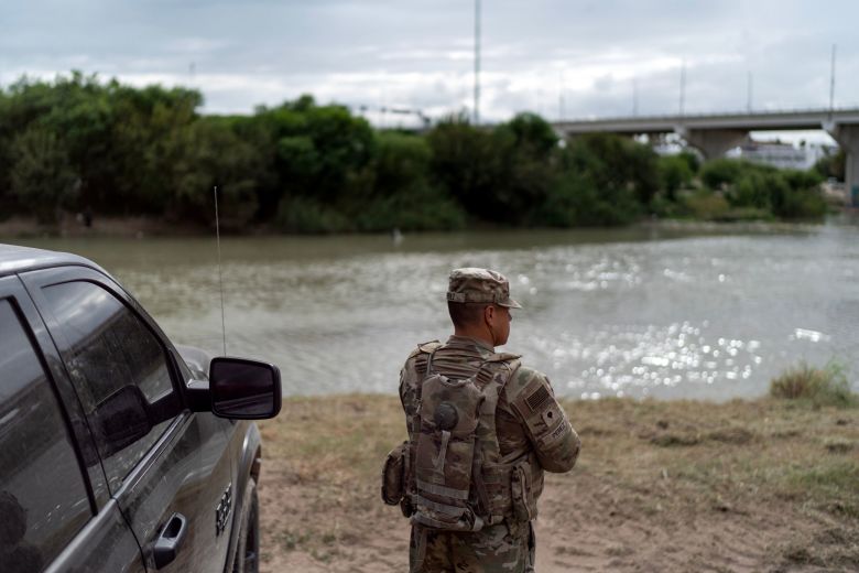 Um soldado da Reserva do Exército observa o Rio Grande, que separa o México dos EUA, em Laredo, Texas, na terça-feira.