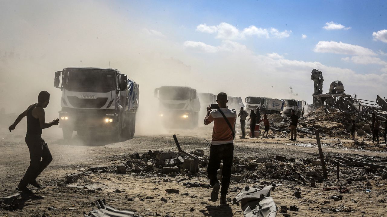 Trucks carrying humanitarian aid and fuel enter Khan Yunis through the Karem Shalom crossing as part of the ceasefire agreement between Israel and Hamas on Wednesday.