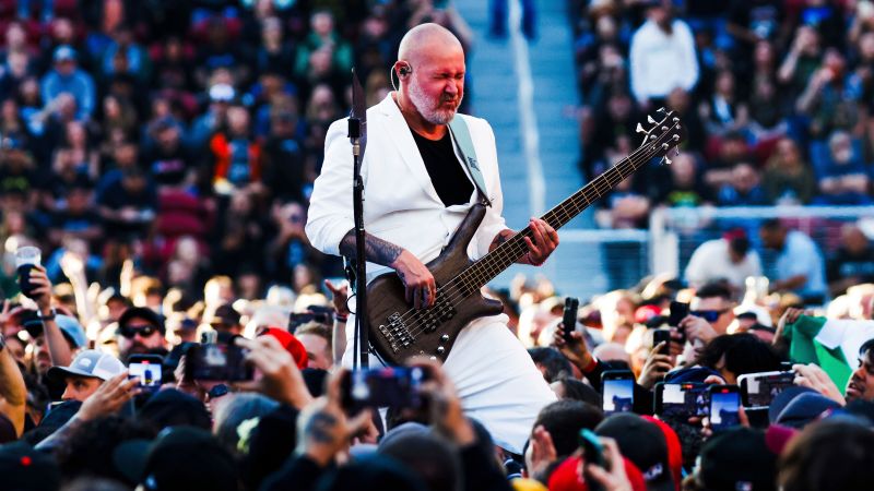 Вижте всички теми Връзката е копирана Следвайте Сам Ривърс басистът