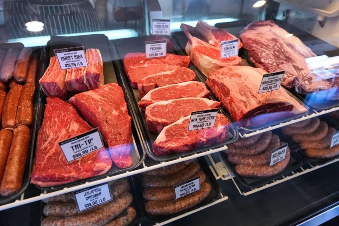 Una selección de cortes de carne y salchichas se exhibe en Deep Cuts Butcher Shop, en Dallas, Texas, el 21 de octubre.