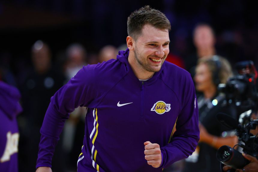 Dončić scored 43 points in the Lakers' opening game against the Warriors.