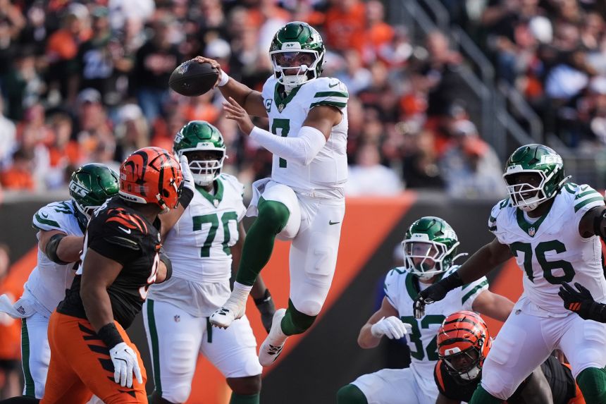 Fields (No. 7) led the Jets to their first win of the season.