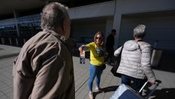 Air Traffic Controller Lisa Blake distributes a leaflet to travelers explaining how the federal government shutdown is impacting air travel at Detroit Metropolitan Wayne County Airport in Romulus, Mich on October 28, 2025.