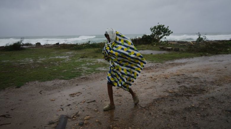 Un hombre camina bajo la lluvia antes de la llegada del huracán Melissa a Canizo, un pueblo de Santiago de Cuba, el 28 de octubre.