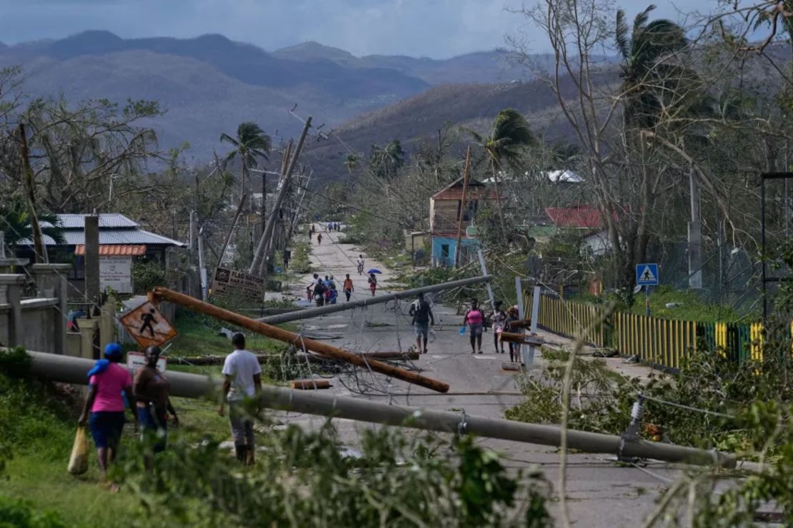 Residentes caminan por Lacovia Tombstone, Jamaica, tras el paso del huracán Melissa, el miércoles.