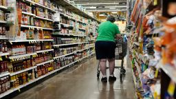 一位顧客正在瀏覽調味品貨架。調味品屬於美國農業部補充營養援助計畫的覆蓋範圍。