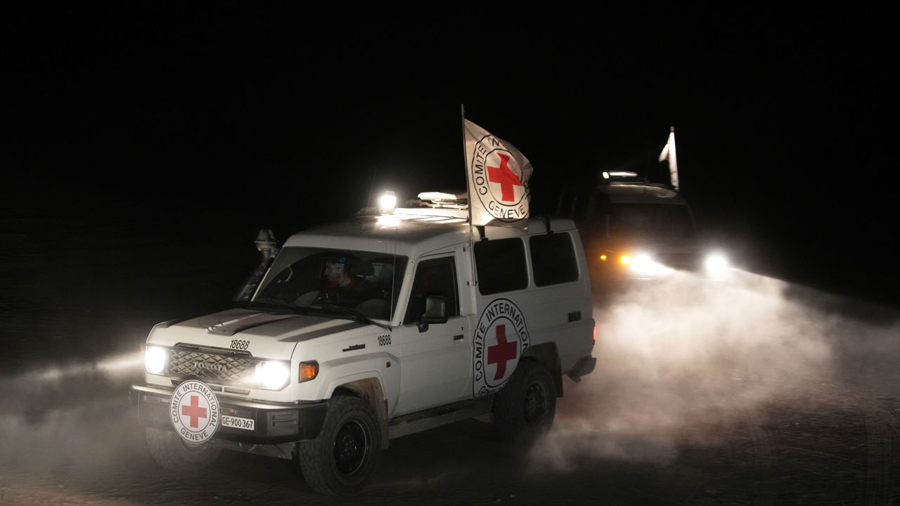Vehículos de la Cruz Roja que transportaban los cuerpos de tres personas, presuntamente rehenes fallecidos entregados por Hamas, se dirigían al paso fronterizo con Israel, para ser entregados a las autoridades israelíes, en Deir al-Balah, en el centro de Gaza, el domingo 2 de noviembre de 2025.