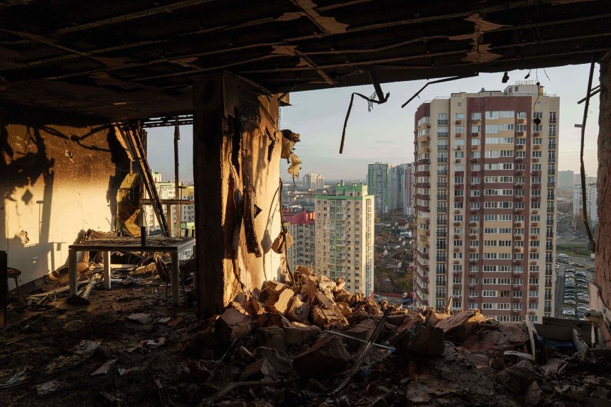 Видно пошкоджену квартиру після російської атаки на житловий квартал Києва, Україна, у п’ятницю.