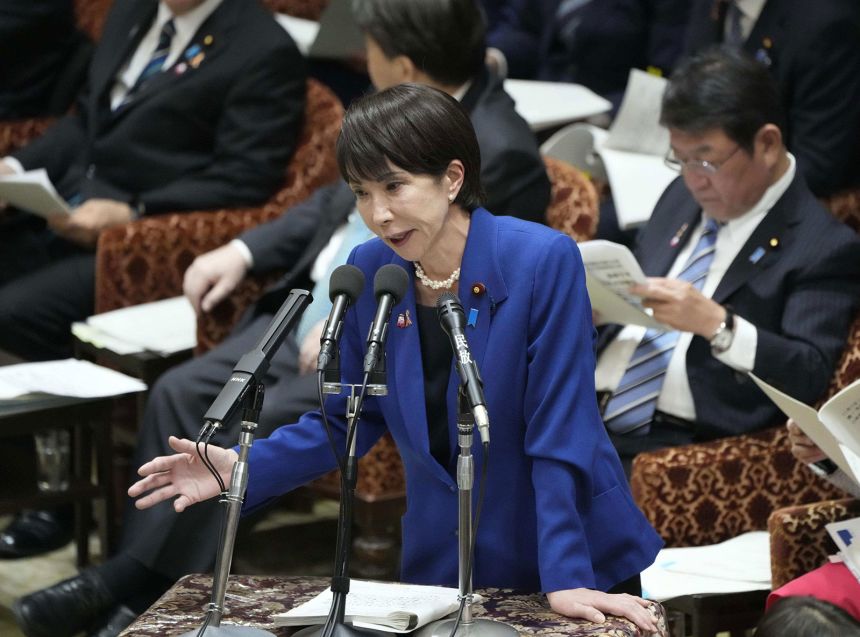 Прем'єр-міністр Японії Санае Такаїчі відповідає на запитання під час засідання бюджетного комітету Палати представників у Токіо 7 листопада.