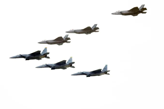 پرواز نمایشی جت‌های F-15 و F-35 به افتخار استقبال از محمد بن سلمان، ولیعهد عربستان سعودی، در کاخ سفید در ۱۸ نوامبر ۲۰۲۵.