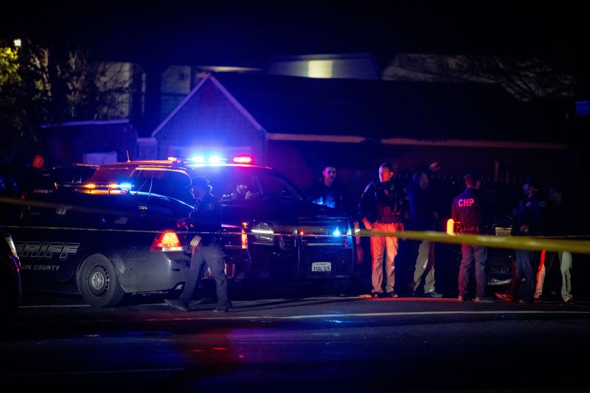 Співробітники швидкого реагування на місці масової стрілянини в Стоктоні, штат Каліфорнія, у суботу.