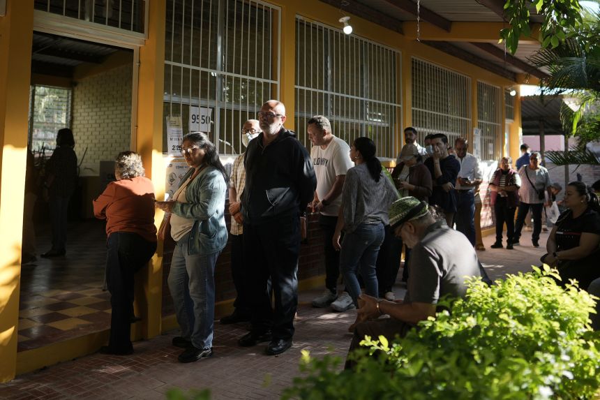 Voters line up at a polling station during the general election in Tegucigalpa, Honduras, on Sunday.
