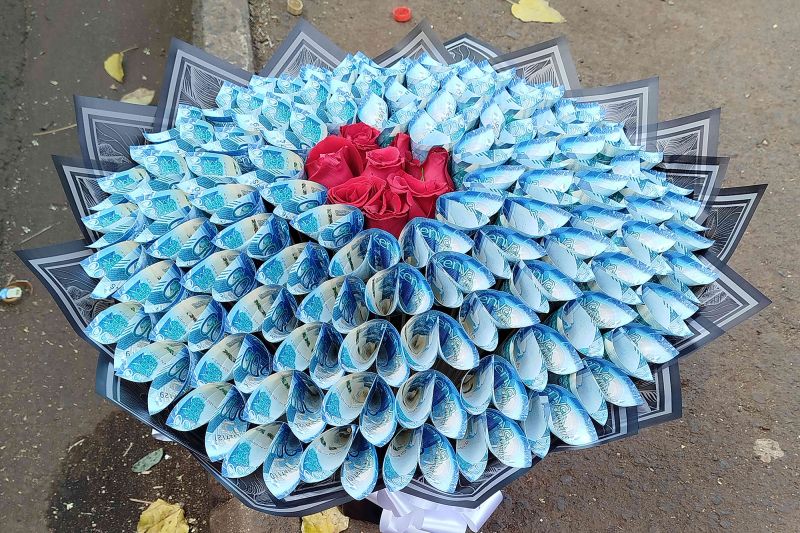 Banknote bouquet craze could land Kenyan sweethearts in jail | CNN