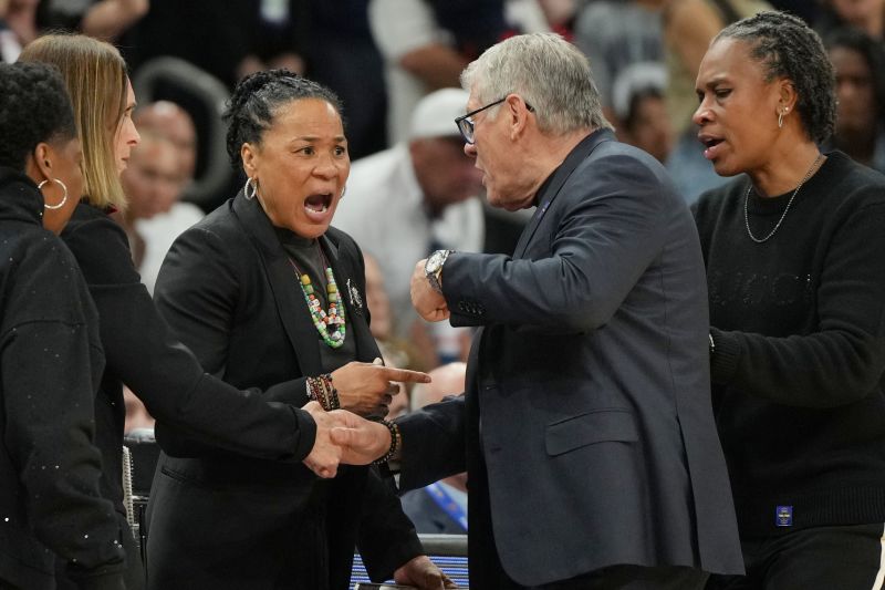 No excuse': Geno Auriemma apologizes to South Carolina after post