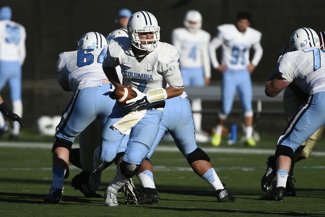 O quarterback do Columbia Lions, Trevor McDonagh (7), se prepara para entregar a bola durante o jogo do time contra o Harvard Crimson em 8 de novembro de 2014