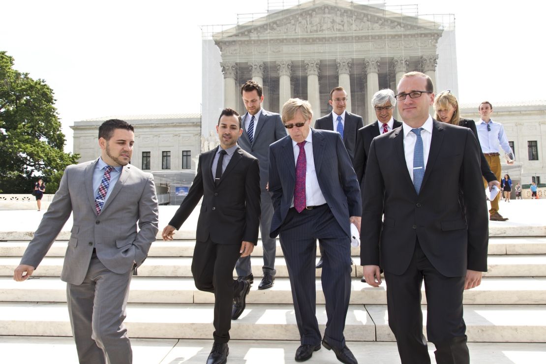 Chad Griffin, à direita, presidente da Campanha de Direitos Humanos, deixa a Suprema Corte, com Jeff Zarrillo, à esquerda, e Paul Katami, o segundo a partir da esquerda, os demandantes no caso da Proposta 8 da Califórnia, e seu advogado Ted Olson, no centro, em Washington em 20 de junho de 2013. A Proposição 8 é a medida da Califórnia que proibiu os casamentos entre pessoas do mesmo sexo.