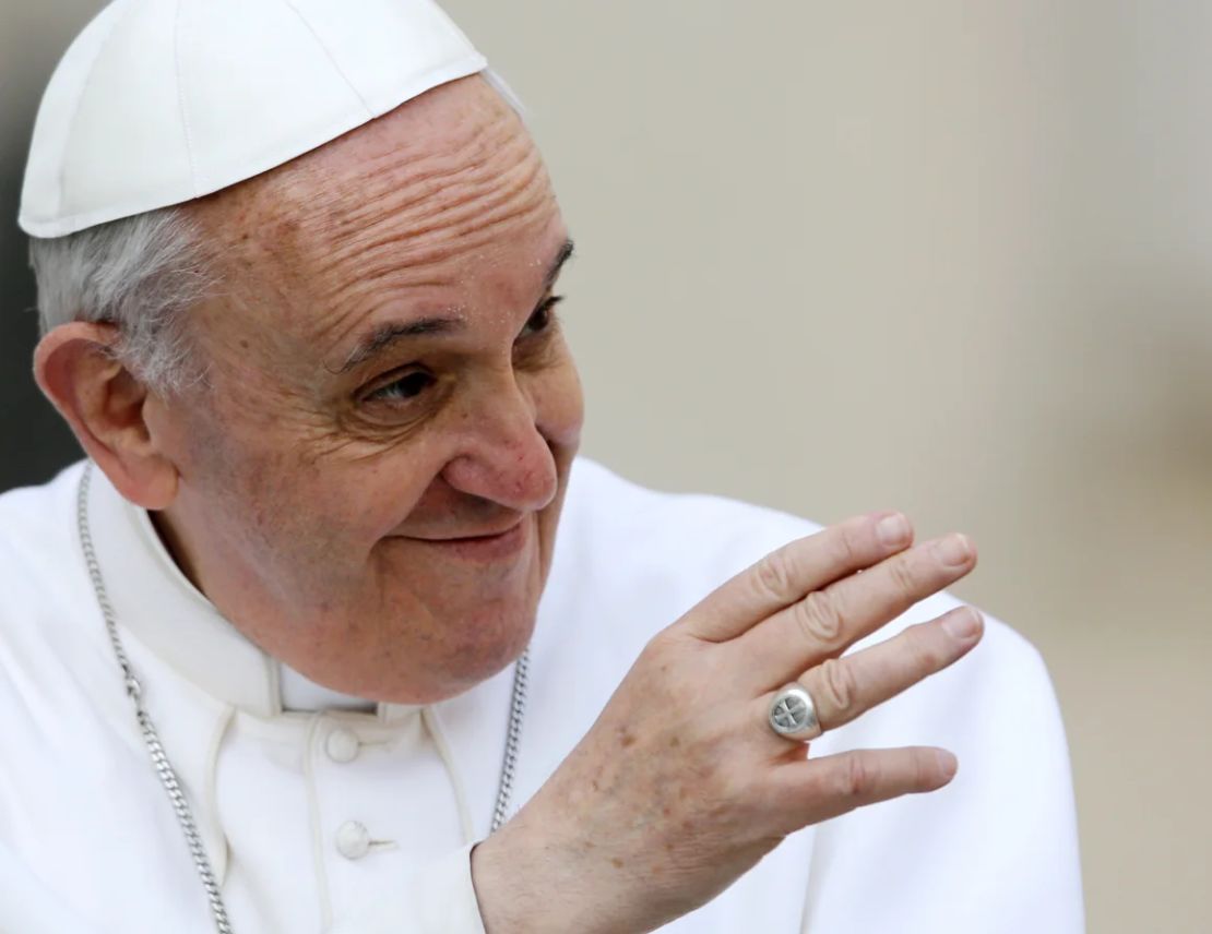 El papa Francisco, fotografiado aquí en la plaza de San Pedro del Vaticano, optaba a menudo por un anillo de plata más pequeño y menos ornamentado que data de su época de cardenal.