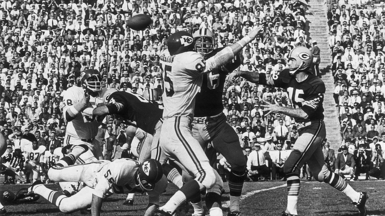 Green Bay Packers quarterback Bart Starr throws a pass during first quarter action during Super Bowl I, at the Los Angeles Coliseum on January 15, 1967. Green Bay beat the Kansas City Chiefs 35-10. (AP Photo/Los Angeles Times)