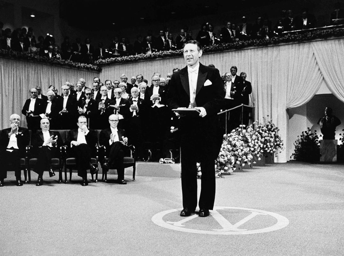 Paul Berg aanvaardt in december 1980 in Stockholm de Nobelprijs voor scheikunde.