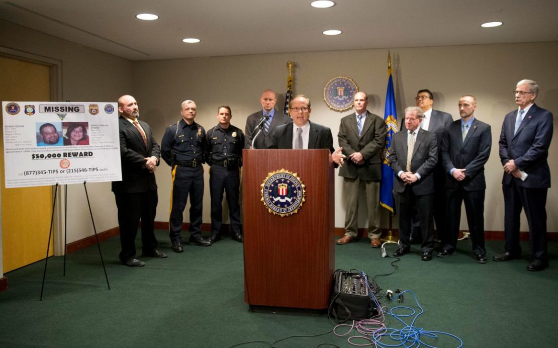 El agente especial adjunto del FBI, Christian Zajac, en el atril, aparece con agentes del orden de Nueva Jersey y Pensilvania durante una conferencia de prensa en febrero de 2005 sobre la desaparición de la pareja.