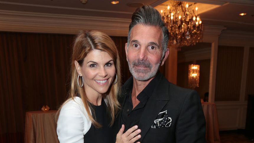 Lori Loughlin and Mossimo Giannulli separate after nearly 28 years of marriage | CNN