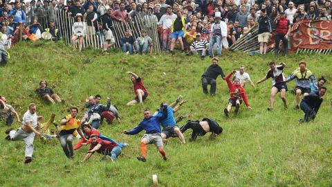 Competidores participan en la carrera anual de quesos rodantes de Cooper's Hill en Brockworth, Inglaterra.