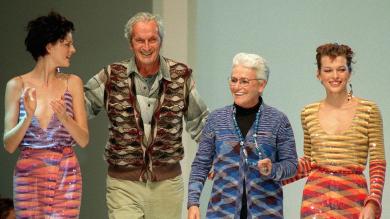 MISSONI--Ottavio e Rosita Missoni accompagnati da due modelle, salgono in pedana al termine della presentazione della loro nuova collezione oggi a Milano. (Ap Photo/Luca Bruno) Oct 3, 1996