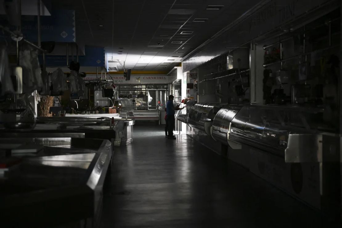 Un mercado local abandonado en Vigo, noroeste de España. El gobierno español presidió una reunión de emergencia, pero las autoridades advirtieron que el restablecimiento del suministro eléctrico podría tardar horas.