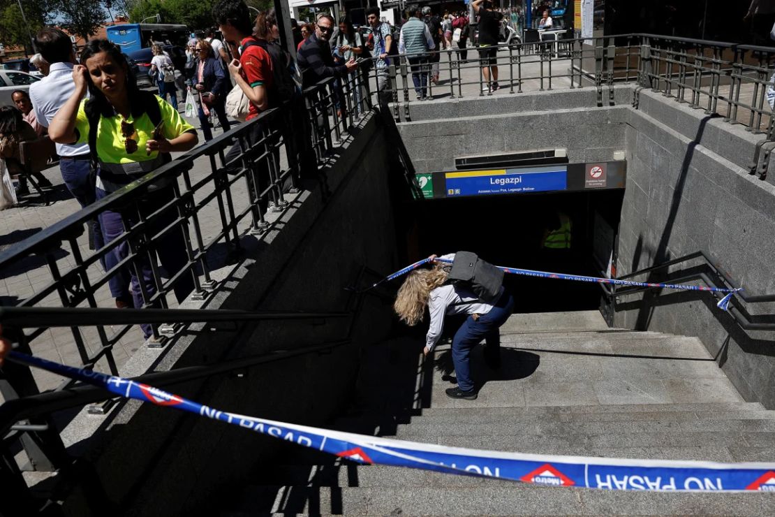 Una estación de metro en Madrid fue cerrada con cinta adhesiva el lunes; el metro cerró en la capital, dejando a los pasajeros varados.