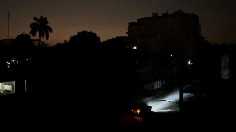 Las luces de un automóvil iluminan una calle durante un apagón general en La Habana el 14 de marzo de 2025.