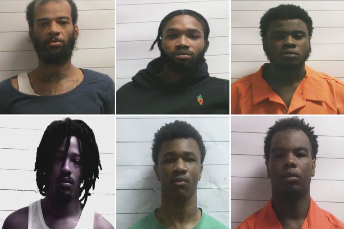 Los reclusos fugados fueron identificados como Corey Boyd, Dkenan Dennis, Jermaine Donald, Derrick Groves, Antoine Massey, Robert Moody, Kendell Myles, Gary Price, Leo Tate y Lenton Vanburen, según informó WVUE, afiliada de CNN.