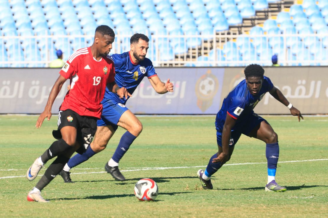Roberto Lopes (medio) persigue la marca de un jugador de la selección de Libia.