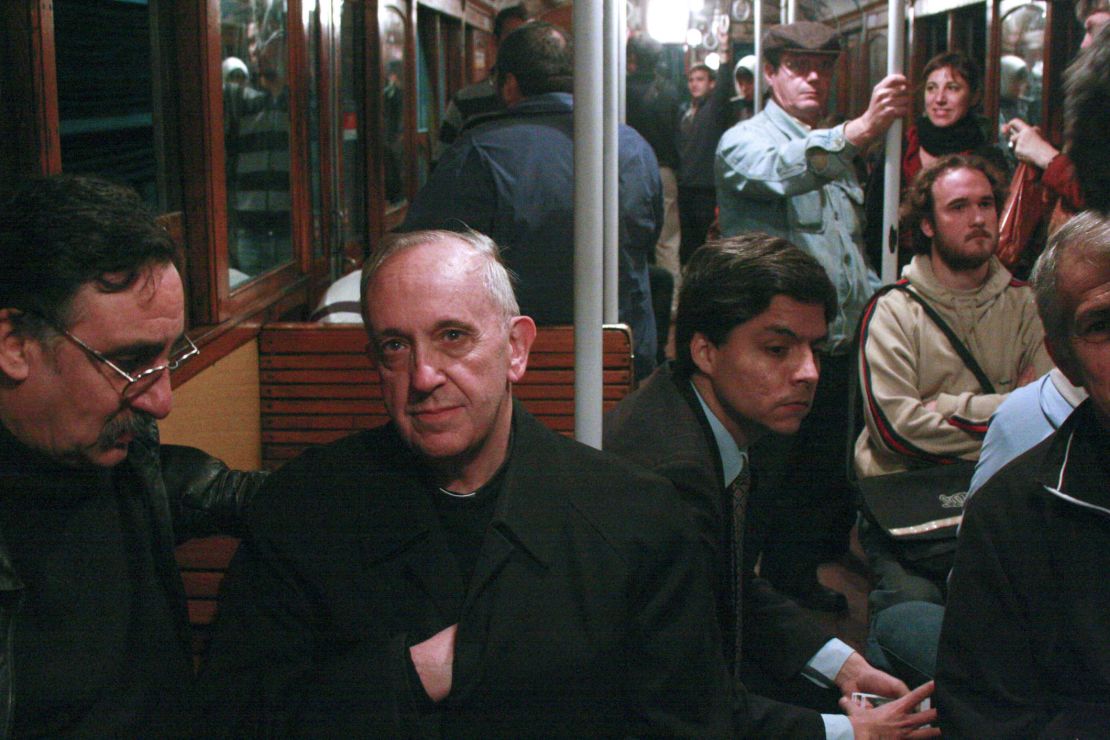 El Papa Francisco, que en ese momento usaba su nombre de pila, el cardenal Jorge Mario Bergoglio, viaja en el metro en Buenos Aires, Argentina, en 2008.