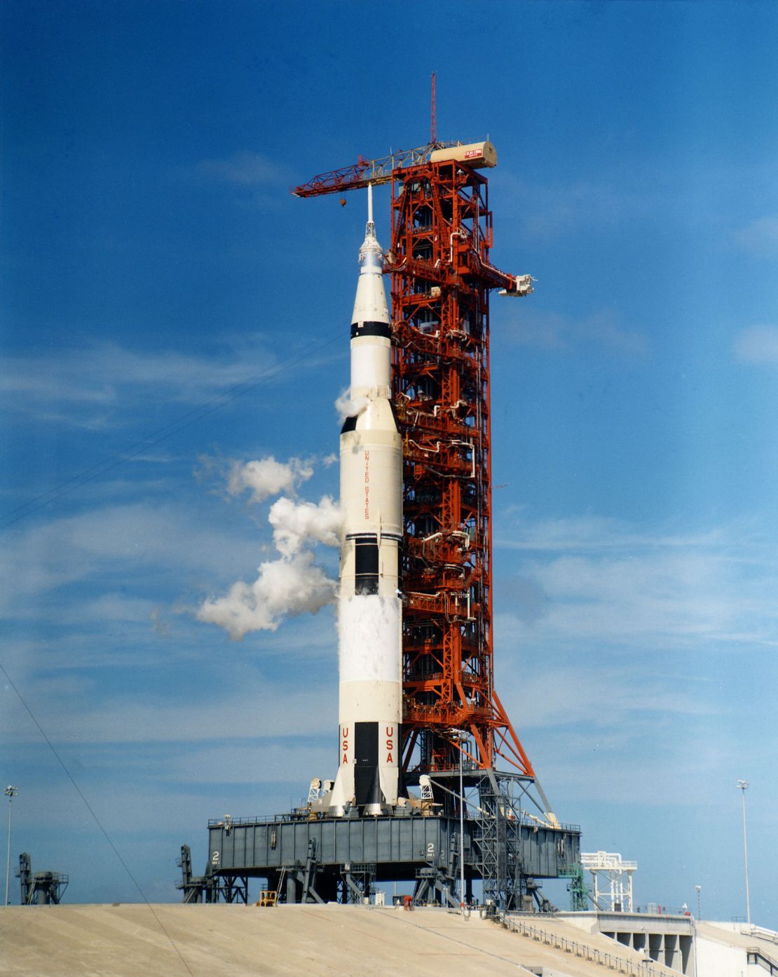 La fusée Apollo 12 Saturn v éveille un nuage d'oxygène liquide, un type de propulseur, le 3 novembre 1969, lors d'un test de démonstration de compte à rebours sur le LaunchPad.