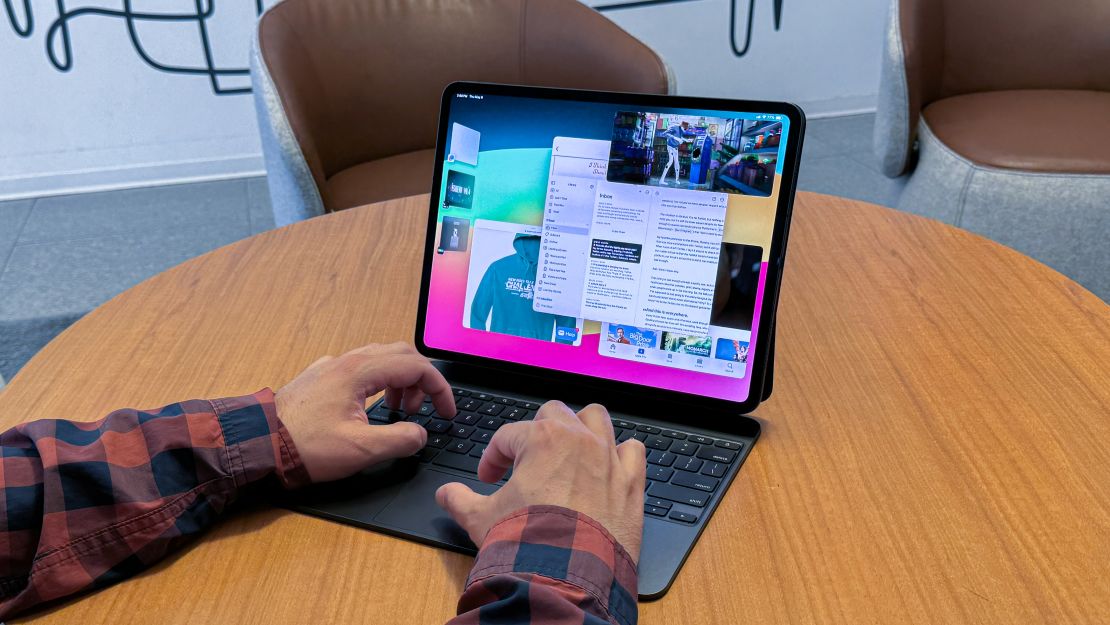 The iPad Pro M4 is docked to the Magic Keyboard while Mission Control Mode has the windows menu on the left