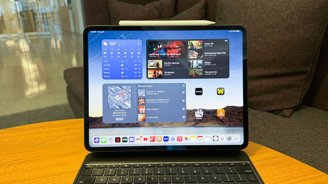 The iPad Pro M4 is connected to Apple Pencil Pro and Magic Keyboard, and open to the home screen.