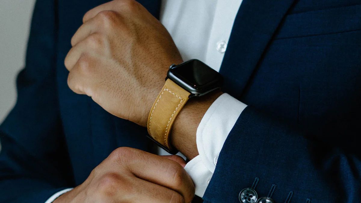 Apple Watch Leather Link Band Review and Impressions